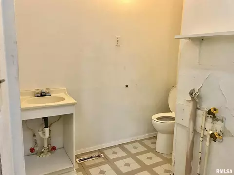 807 E Ash St, Canton, IL 61520 photo 15