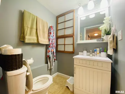226 E Walker St, Macomb, IL 61455 photo 8