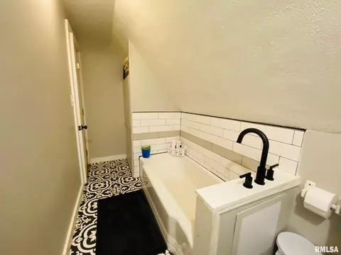 226 E Walker St, Macomb, IL 61455 photo 25