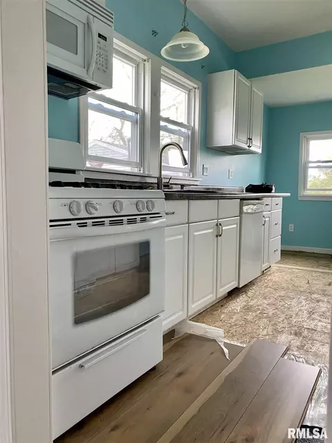 854 E Walnut St, Canton, IL 61520 photo 3