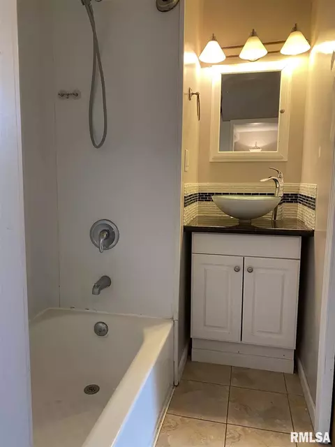 854 E Walnut St, Canton, IL 61520 photo 18