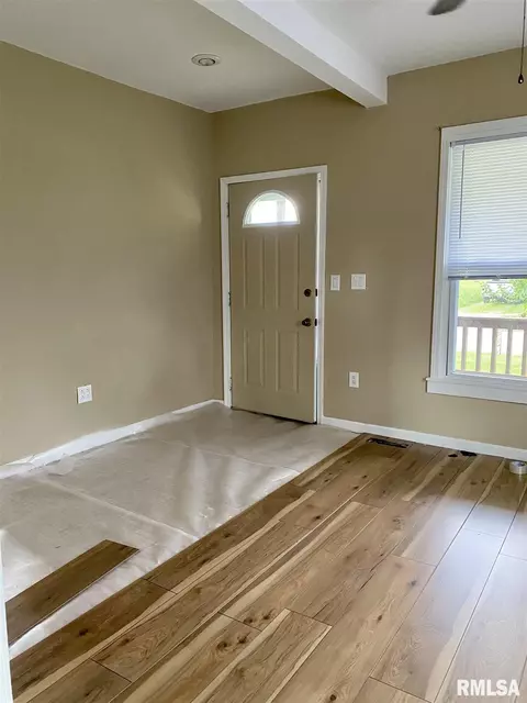 854 E Walnut St, Canton, IL 61520 photo 6