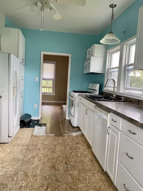 854 E Walnut St, Canton, IL 61520 photo 5