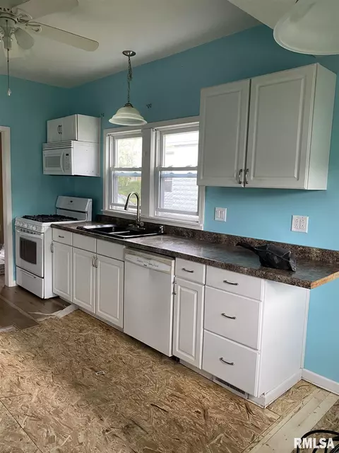 854 E Walnut St, Canton, IL 61520 photo 24