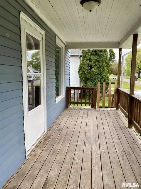 854 E Walnut St, Canton, IL 61520 photo 2