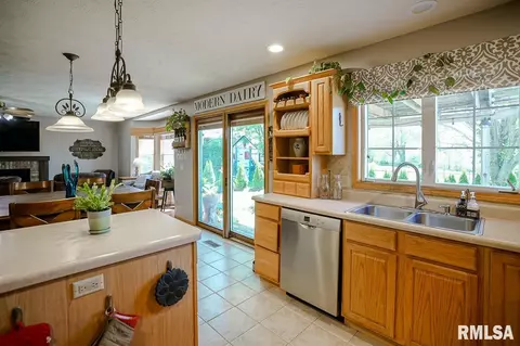 714 Devon Dr, Germantown Hills, IL 61548 photo 9