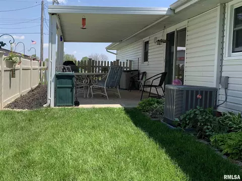 1965 E Chestnut St, Canton, IL 61520 photo 10