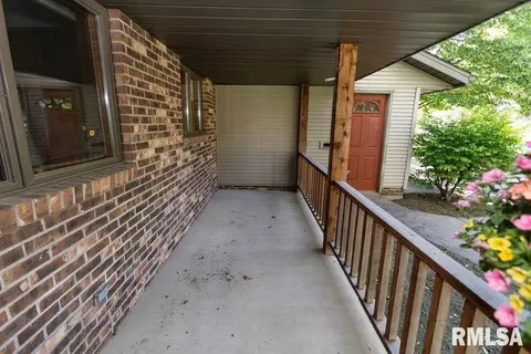410 W Cruger St, Eureka, IL 61530 photo 2