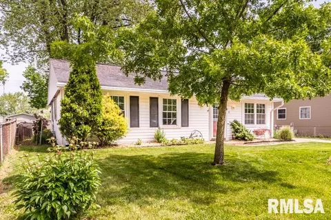9 Briarcliff Ct, Pekin, IL 61554 photo 2