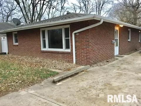 1806 Center St, Pekin, IL 61554 photo 1