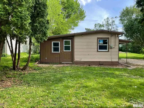 208 E 2nd St, Delavan, IL 61734 photo 3