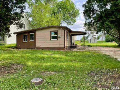 208 E 2nd St, Delavan, IL 61734 photo 2