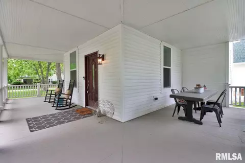 409 W 4th St, Delavan, IL 61734 photo 4