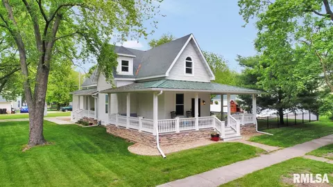 409 W 4th St, Delavan, IL 61734 photo 2