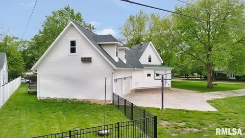 409 W 4th St, Delavan, IL 61734 photo 10
