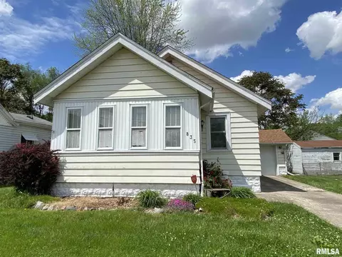 835 E Ash St, Canton, IL 61520 photo 4