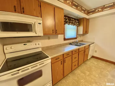 835 E Ash St, Canton, IL 61520 photo 13