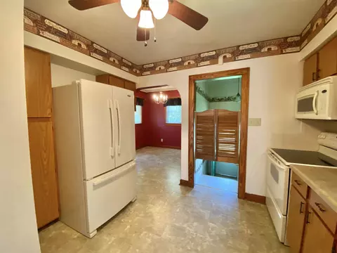 835 E Ash St, Canton, IL 61520 photo 17