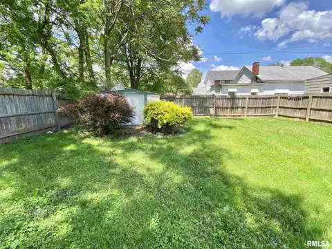 835 E Ash St, Canton, IL 61520 photo 9