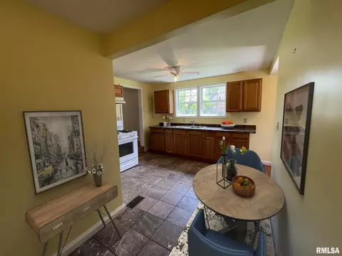 202 N Myers St, Eureka, IL 61530 photo 2