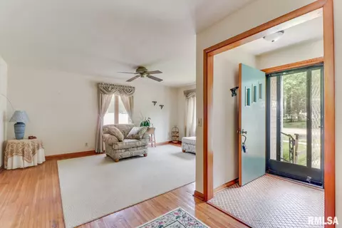 510 E 6th St, Delavan, IL 61734 photo 2