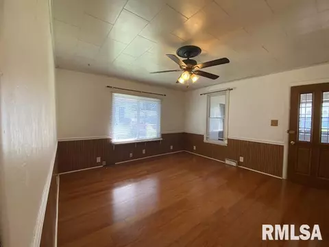 827 E Ash St, Canton, IL 61520 photo 5