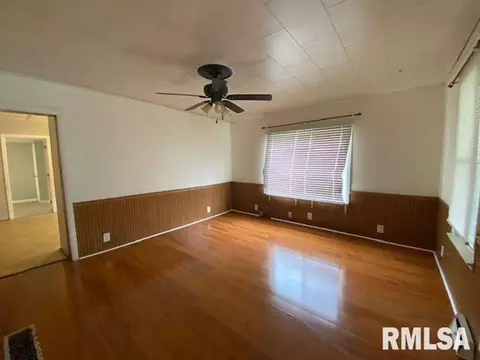 827 E Ash St, Canton, IL 61520 photo 4