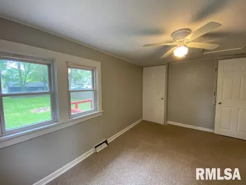 827 E Ash St, Canton, IL 61520 photo 12