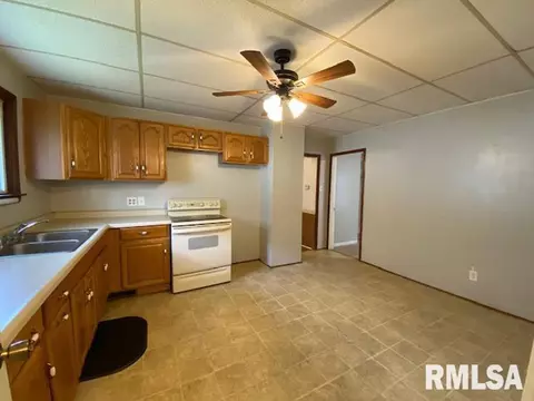 827 E Ash St, Canton, IL 61520 photo 7