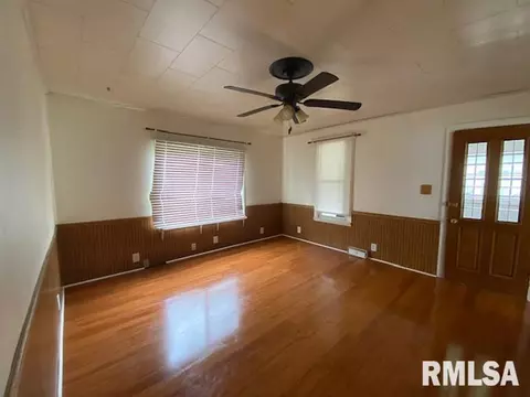 827 E Ash St, Canton, IL 61520 photo 3
