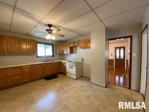 827 E Ash St, Canton, IL 61520 photo 6