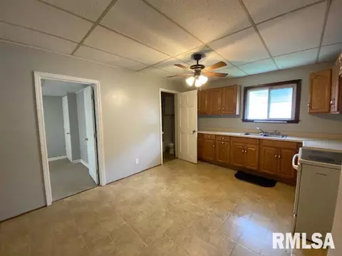 827 E Ash St, Canton, IL 61520 photo 9