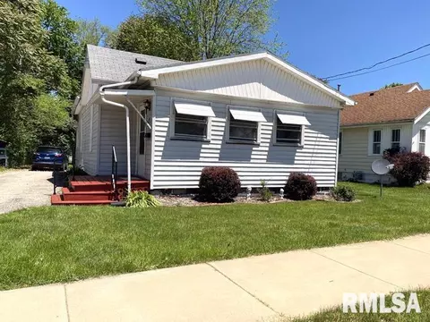827 E Ash St, Canton, IL 61520 photo 1