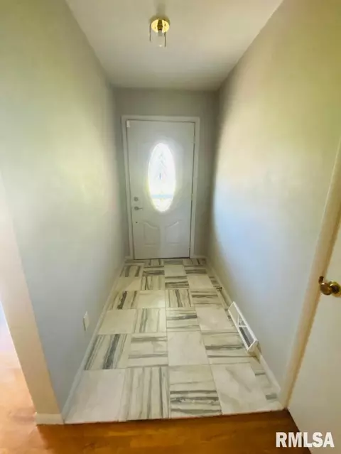 733 E Franklin St, Macomb, IL 61455 photo 2