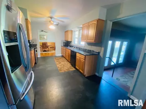 733 E Franklin St, Macomb, IL 61455 photo 8