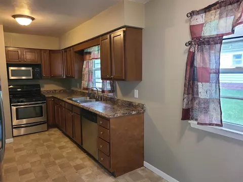 740 E Myrtle St, Canton, IL 61520 photo 9