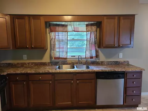 740 E Myrtle St, Canton, IL 61520 photo 11
