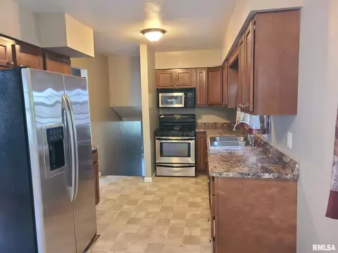 740 E Myrtle St, Canton, IL 61520 photo 8