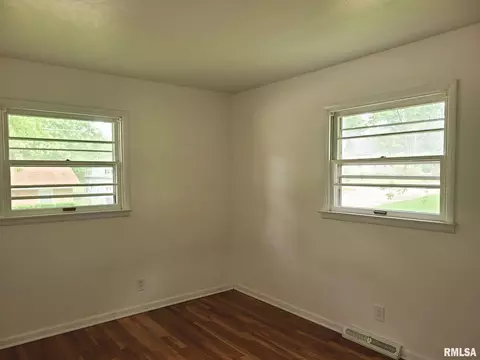 740 E Myrtle St, Canton, IL 61520 photo 23