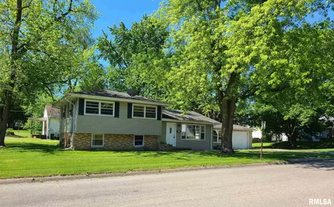 740 E Myrtle St, Canton, IL 61520 photo 2