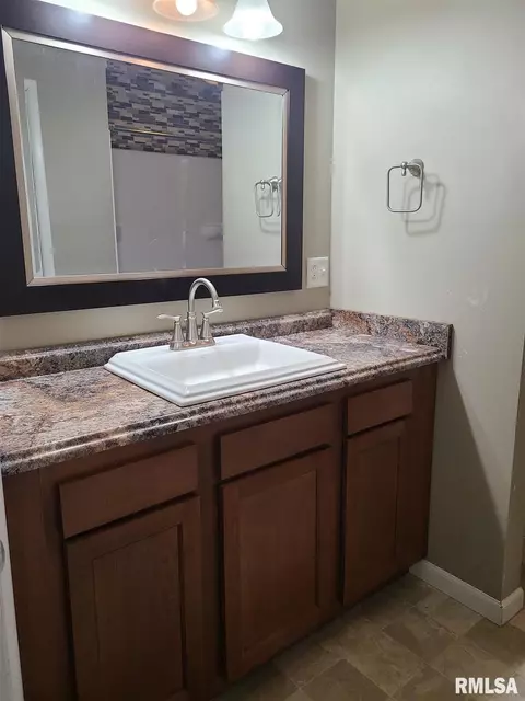 740 E Myrtle St, Canton, IL 61520 photo 26