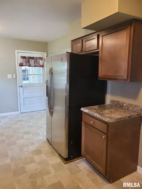 740 E Myrtle St, Canton, IL 61520 photo 12