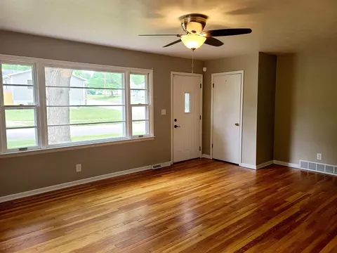 740 E Myrtle St, Canton, IL 61520 photo 5