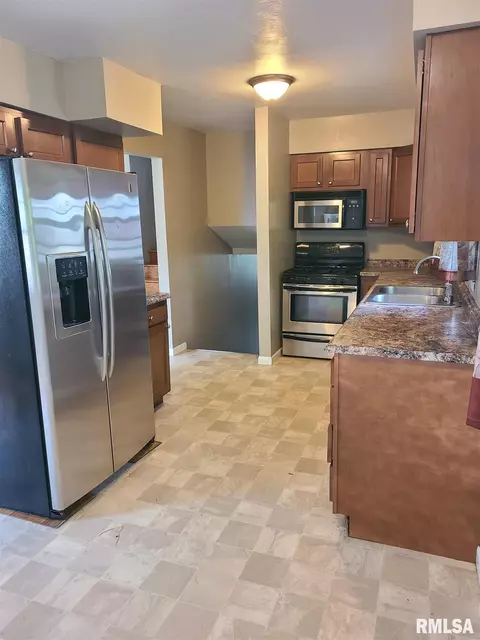 740 E Myrtle St, Canton, IL 61520 photo 10