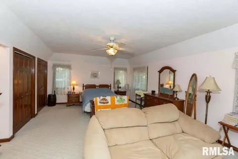 415 E Leo St, Eureka, IL 61530 photo 2