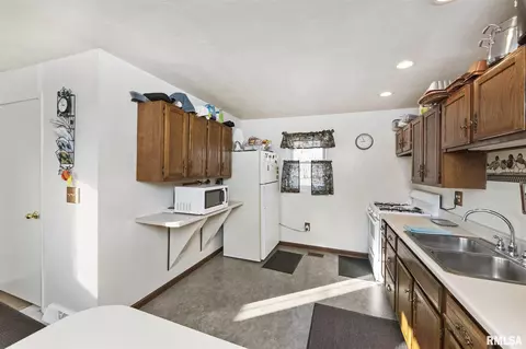 1603 E Beach St, Peoria, IL 61615 photo 8
