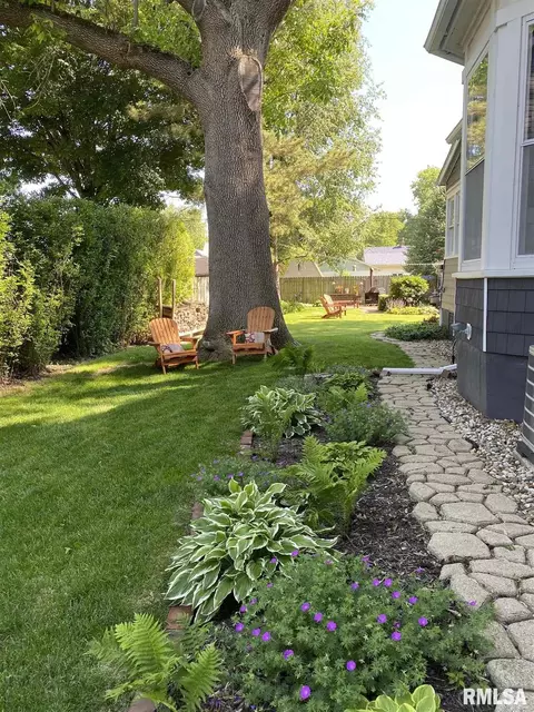 746 E Walnut St, Canton, IL 61520 photo 3