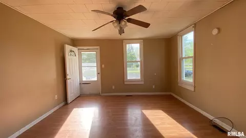 602 N Main St, Abingdon, IL 61410 photo 6