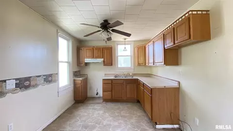 602 N Main St, Abingdon, IL 61410 photo 12