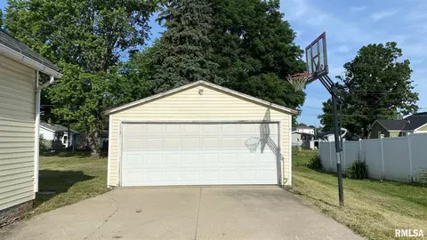 602 N Main St, Abingdon, IL 61410 photo 5